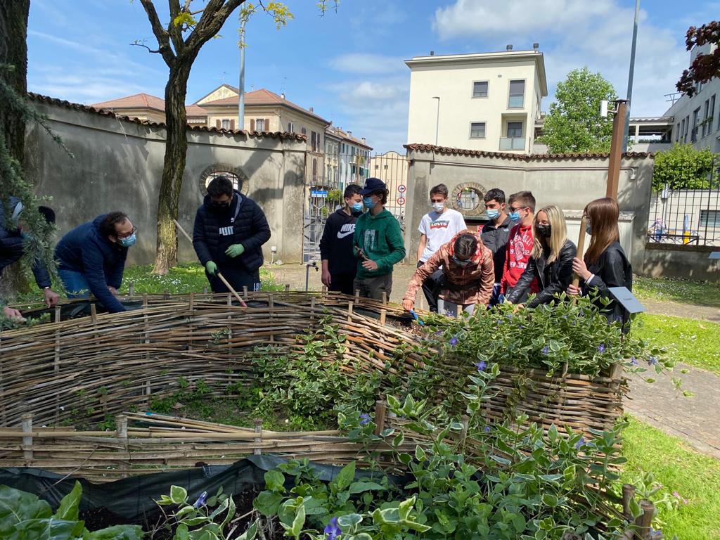 ragazzi coltivano l'orto in RSA